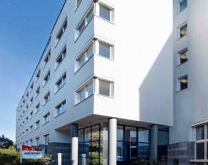 Das Bild zeigt das Kappel-Gebäude in der Universitätsstraße 74. Dort befindet sich der Standort Mitte. Hierhin kommen die meisten Menschen, die Leistungen des Jobcenters beziehen.
