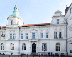 Das Bild zeigt das Kappel-Gebäude in der Universitätsstraße 74. Dort befindet sich der Standort Mitte. Hierhin kommen die Menschen aus Wattenscheid, die Leistungen des Jobcenters beziehen.